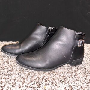 Black St. John boots women’s size 8 cute and very comfy black boots